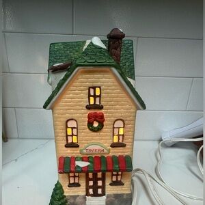 Dickens collectibles hand-painted porcelain lighted Tavern house